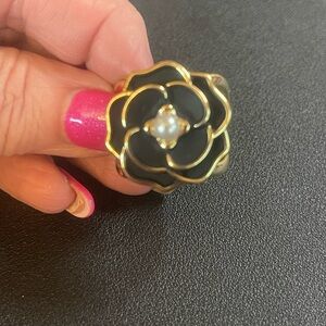 New Elegant Black and Gold Floral Ring